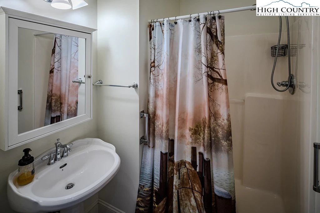 Image number 2 for the current listing