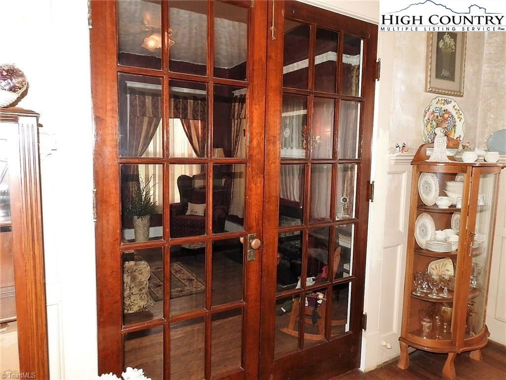 Image number 13 for the current listing