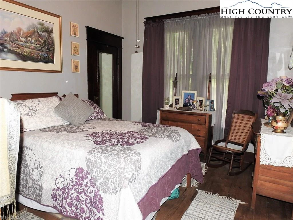 Image number 8 for the current listing
