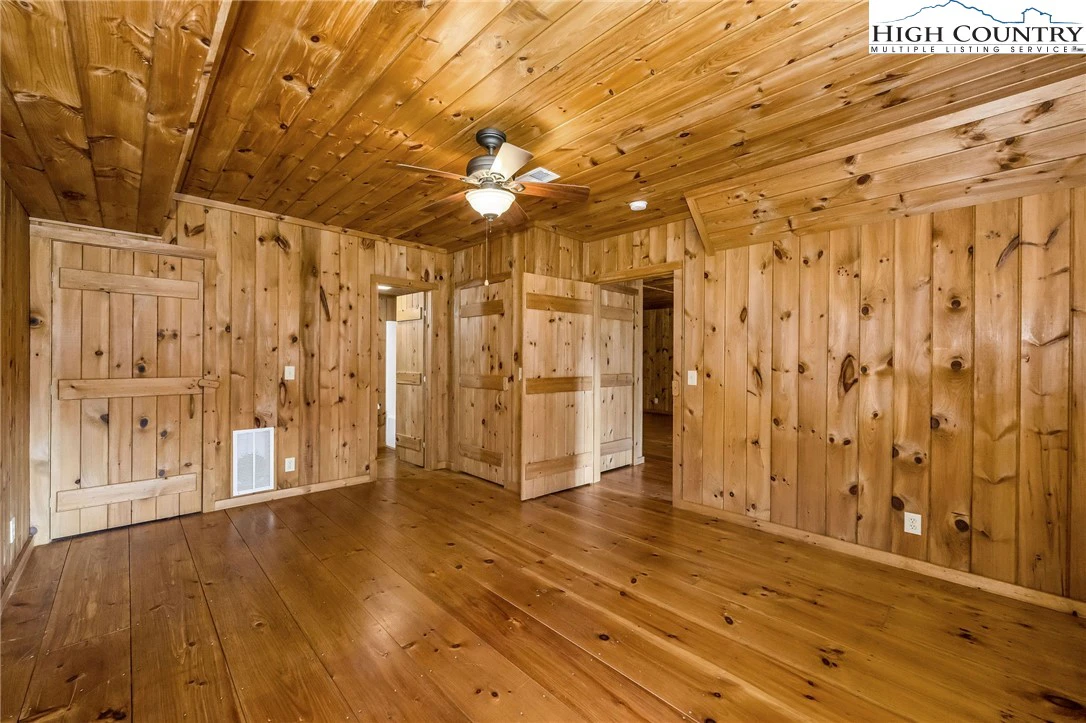 Image number 19 for the current listing