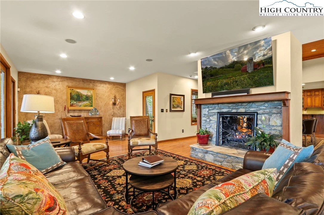Image number 20 for the current listing