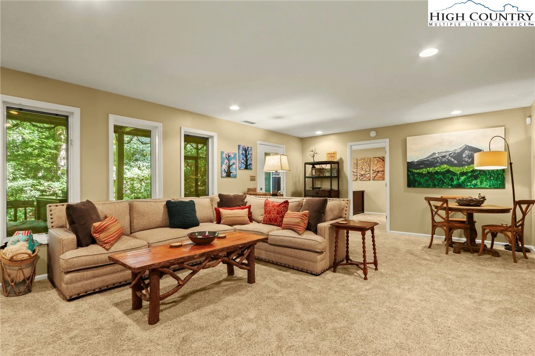 Image number 3 for the current listing