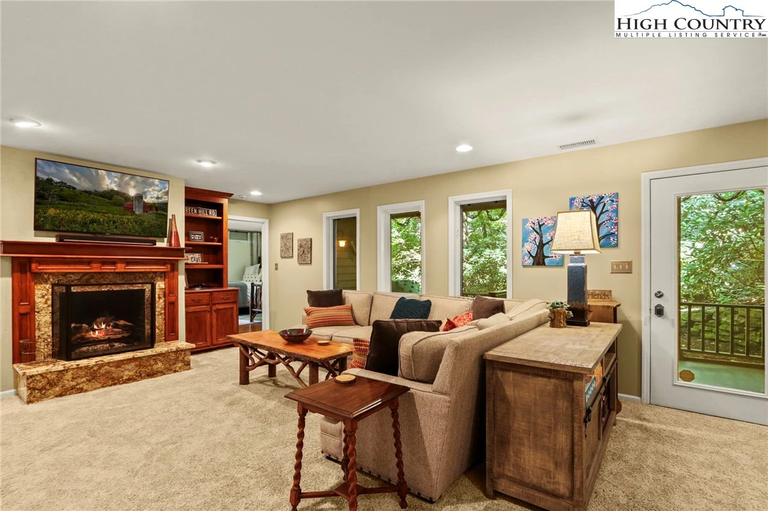 Image number 14 for the current listing
