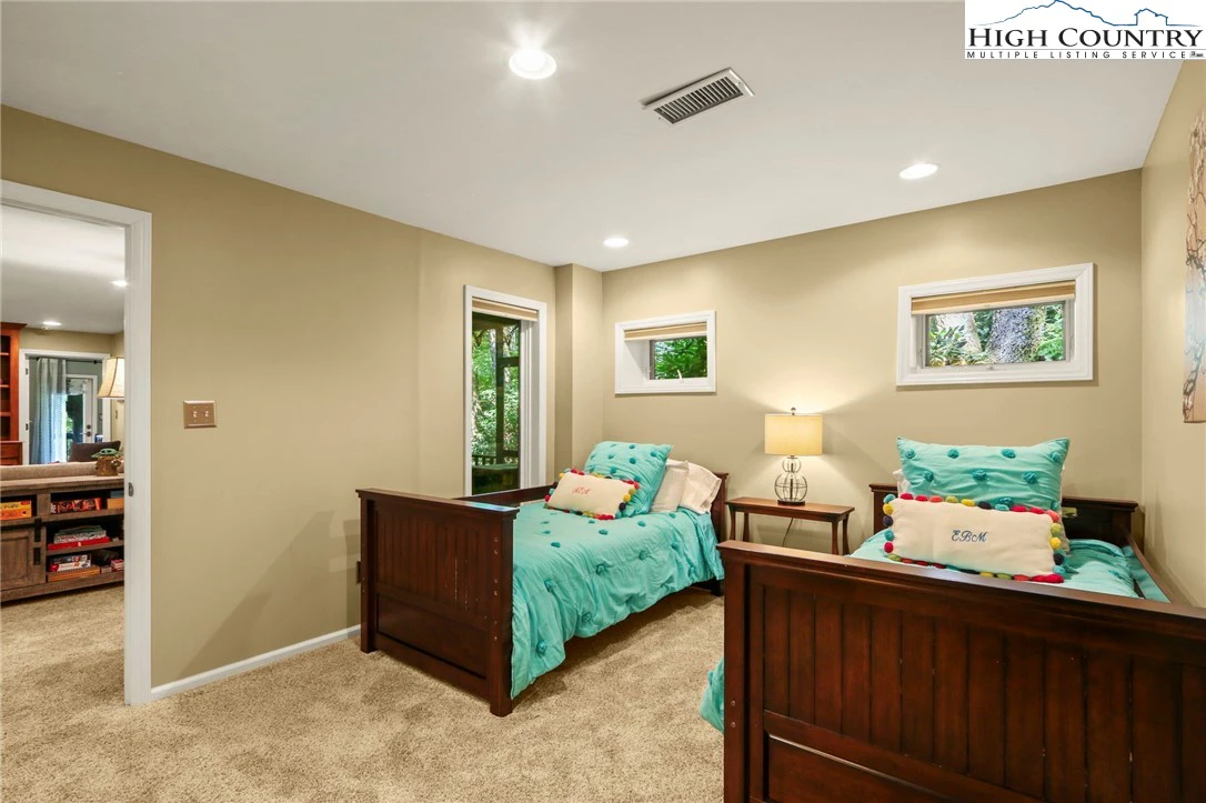 Image number 9 for the current listing