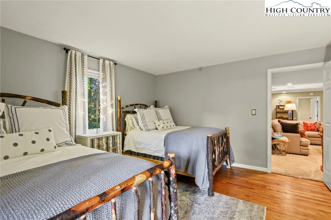Image number 10 for the current listing