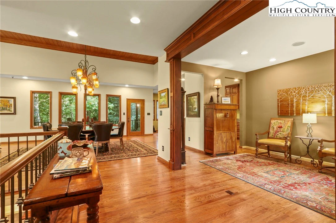 Image number 17 for the current listing