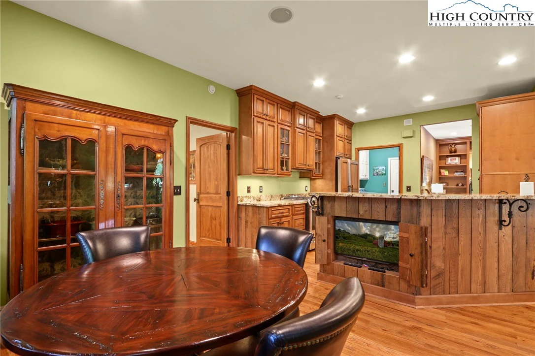 Image number 7 for the current listing