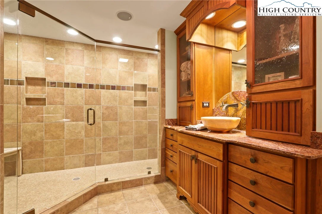 Image number 19 for the current listing
