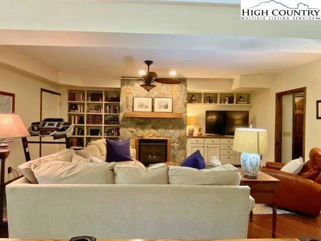 Image number 2 for the current listing