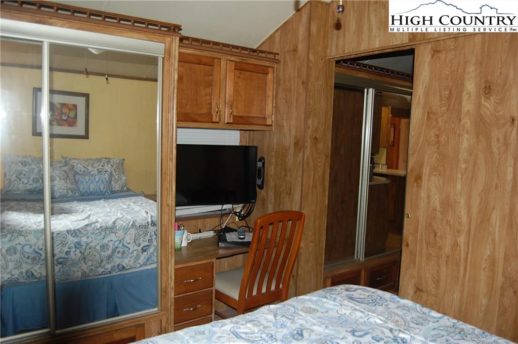 Image number 19 for the current listing