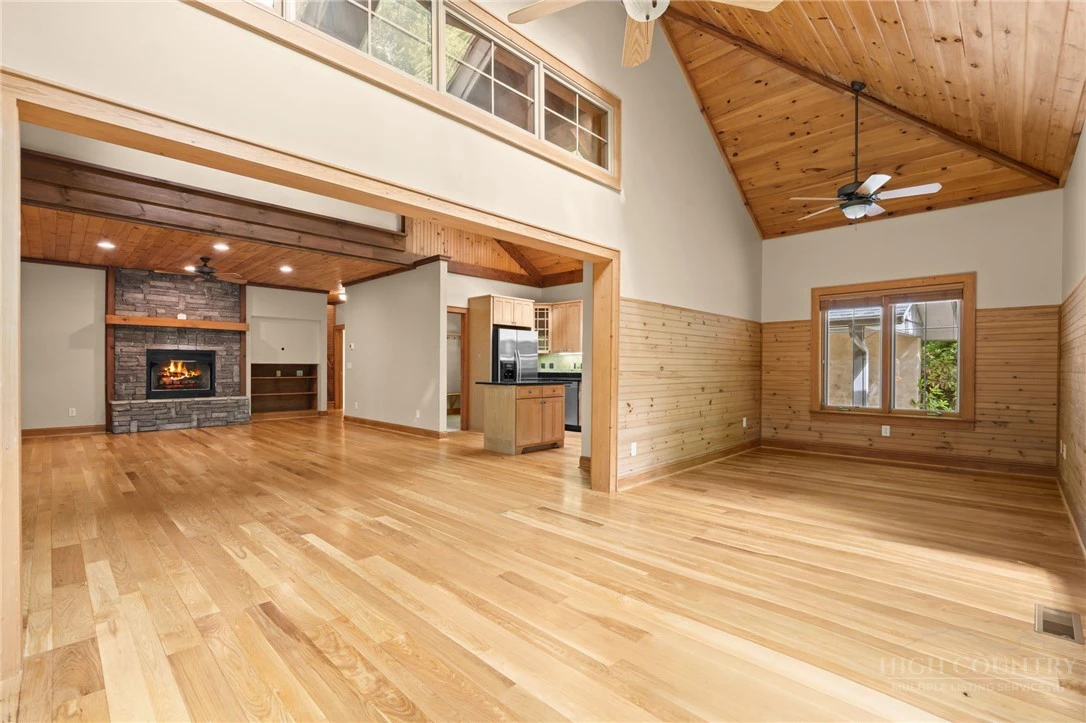 Image number 4 for the current listing