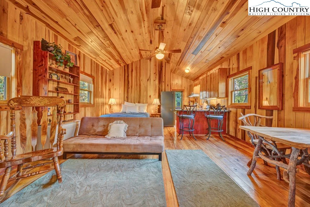 Image number 19 for the current listing