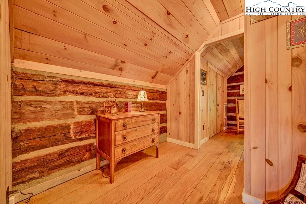Image number 9 for the current listing