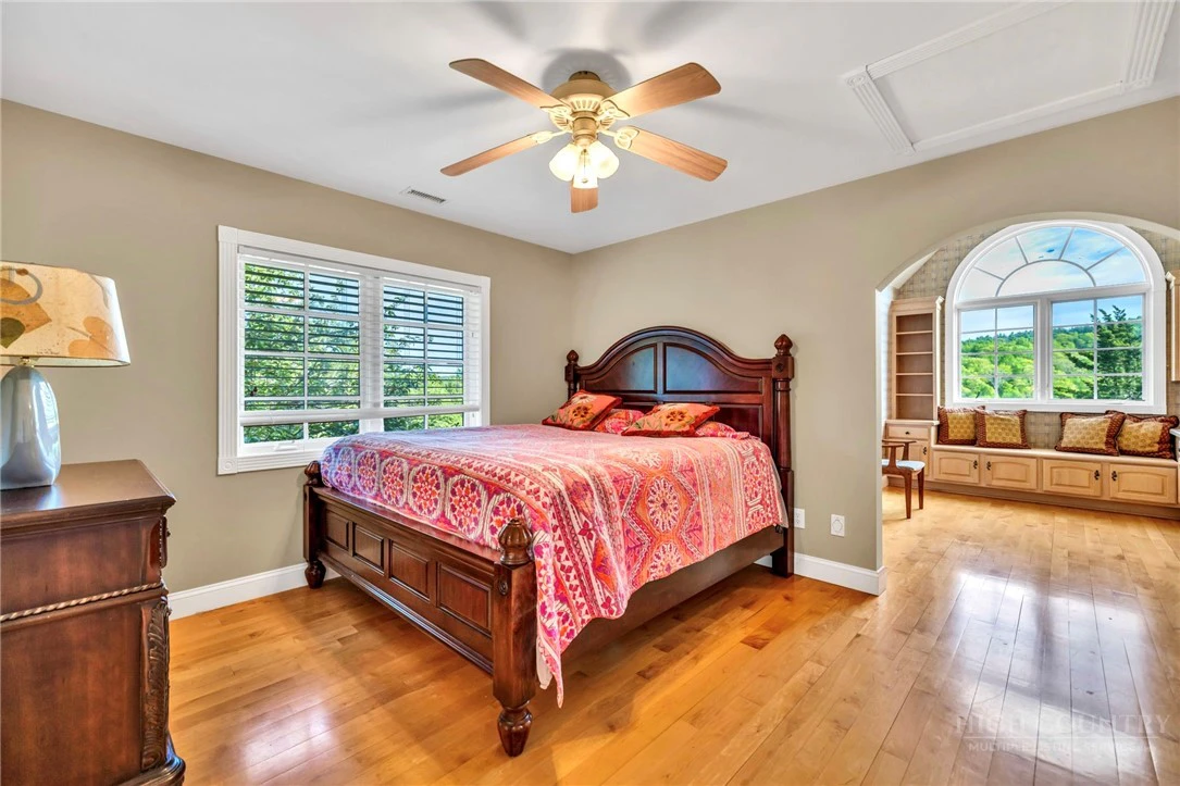 Image number 14 for the current listing