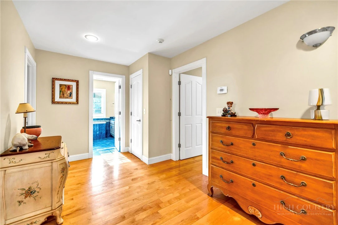 Image number 5 for the current listing