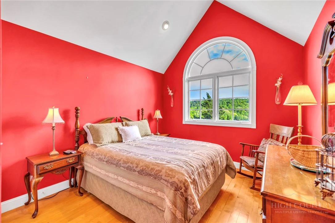 Image number 6 for the current listing