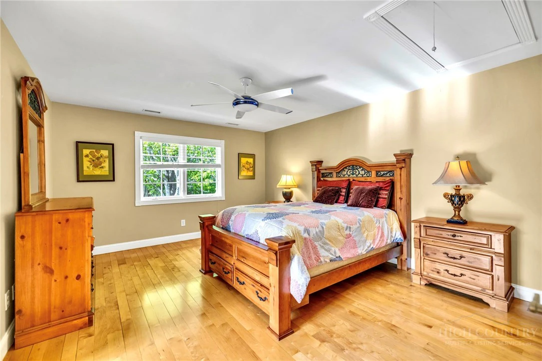 Image number 9 for the current listing