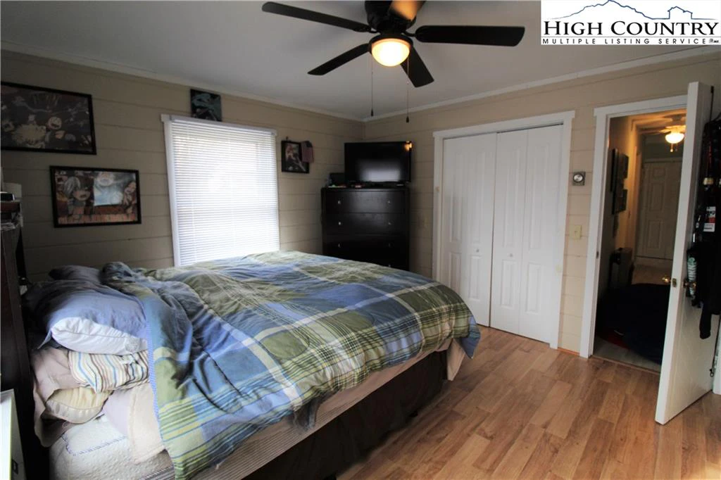 Image number 11 for the current listing