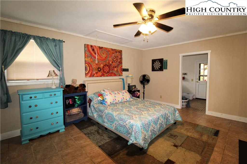 Image number 9 for the current listing