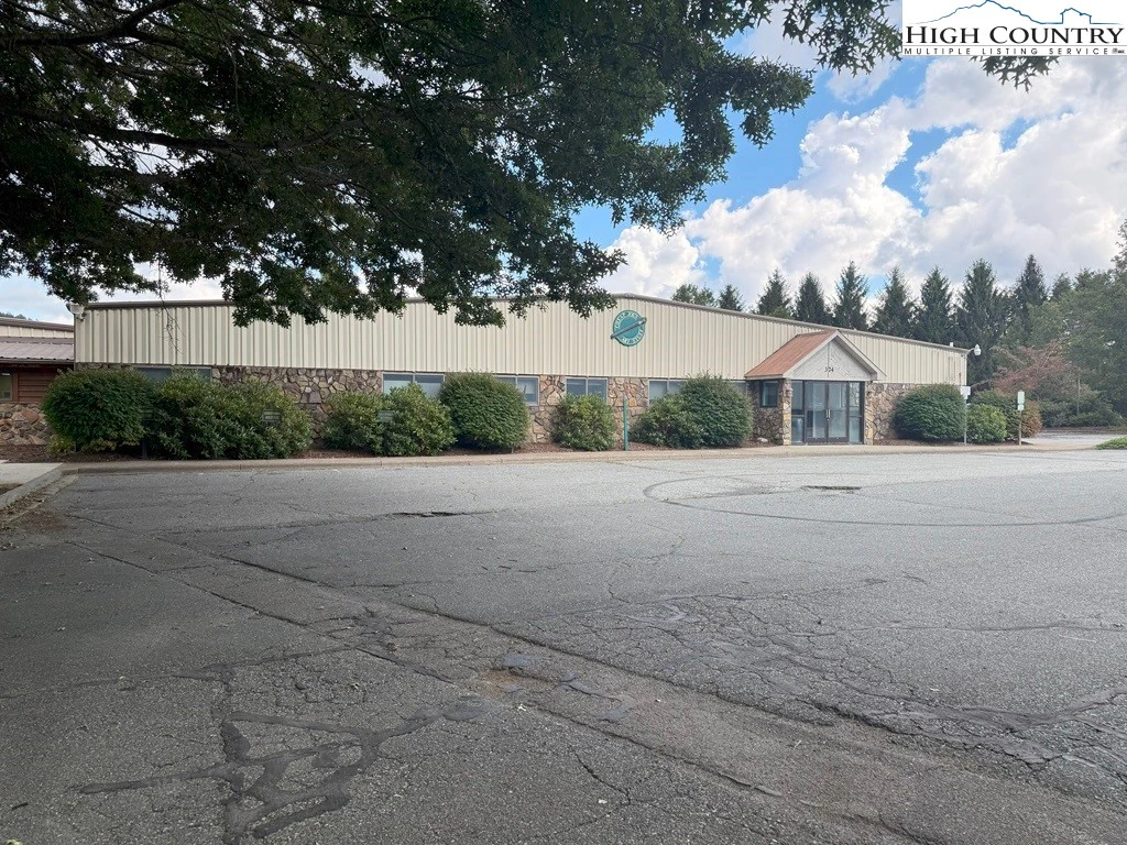 Image number 1 for the current listing