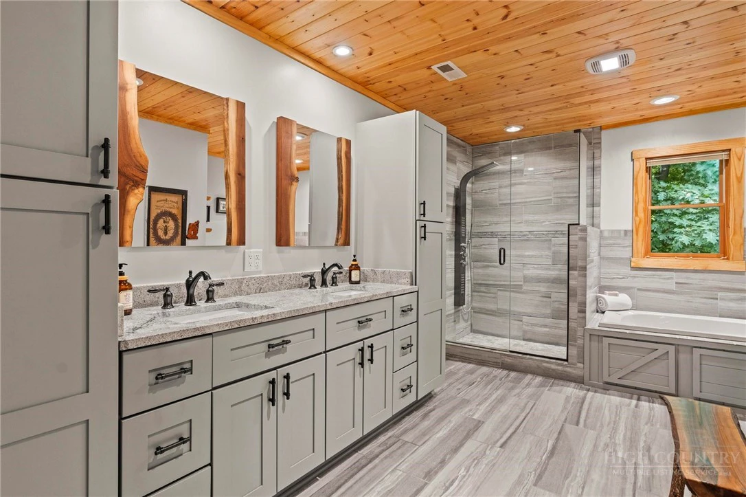 Image number 16 for the current listing