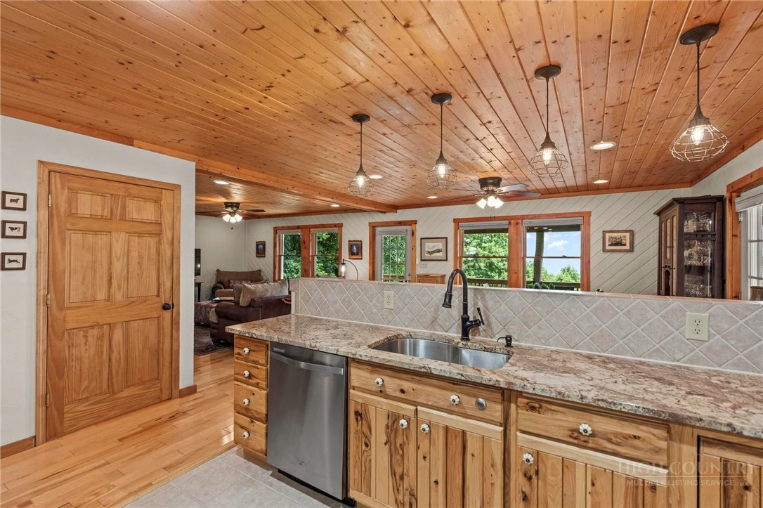 Image number 13 for the current listing