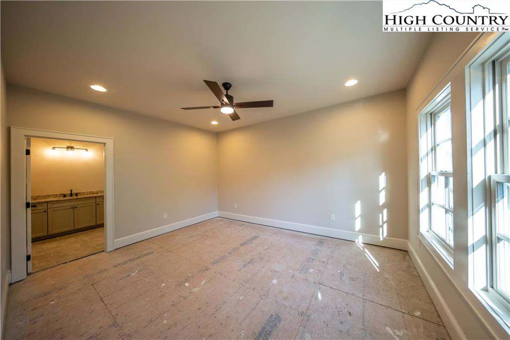 Image number 11 for the current listing