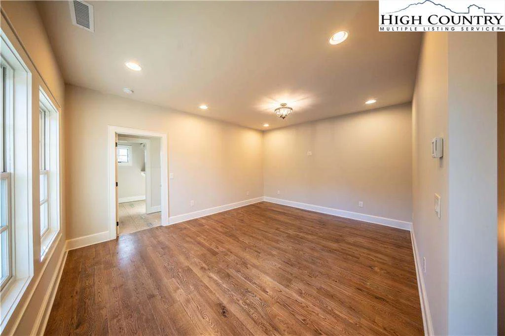 Image number 7 for the current listing