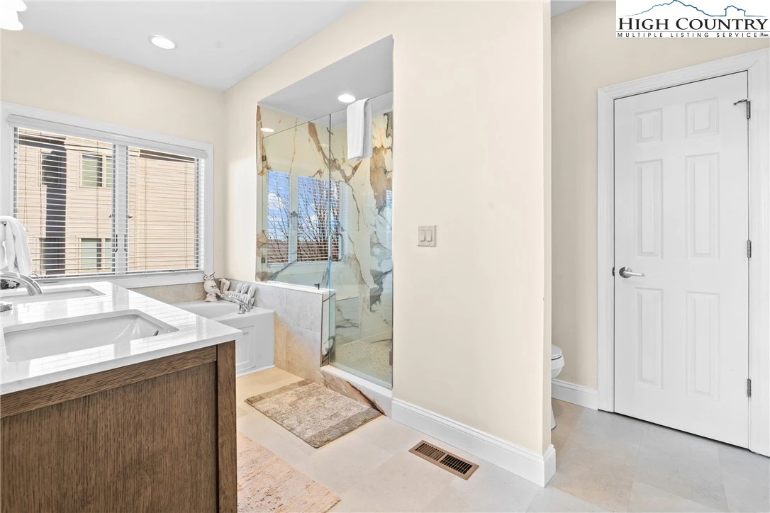 Image number 4 for the current listing