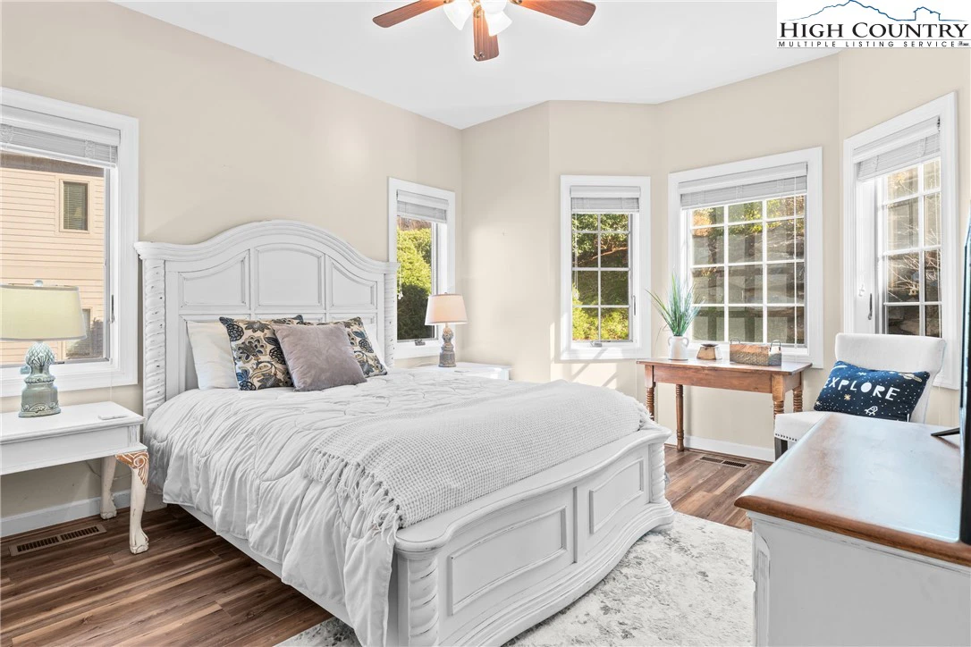 Image number 5 for the current listing