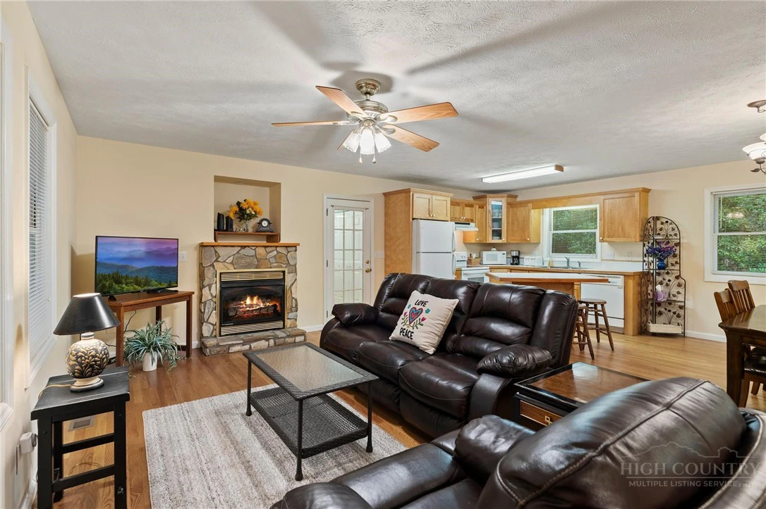 Image number 4 for the current listing