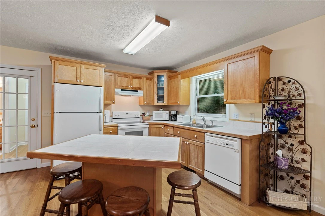 Image number 5 for the current listing