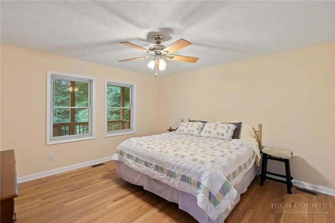 Image number 9 for the current listing