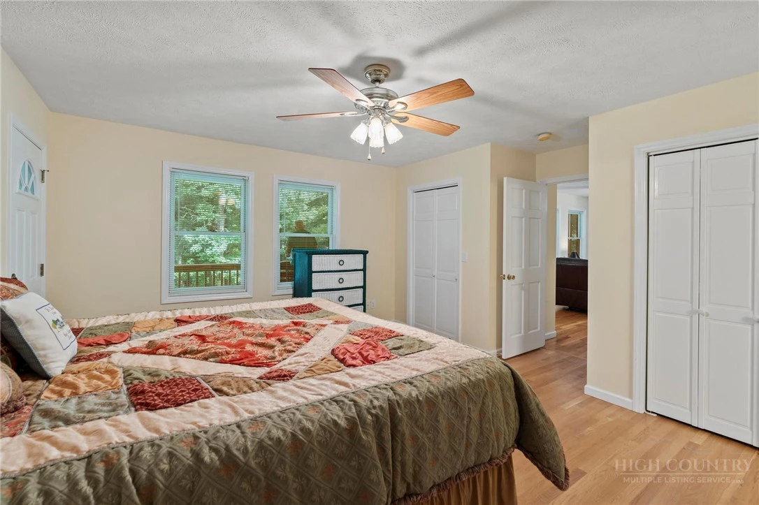 Image number 13 for the current listing