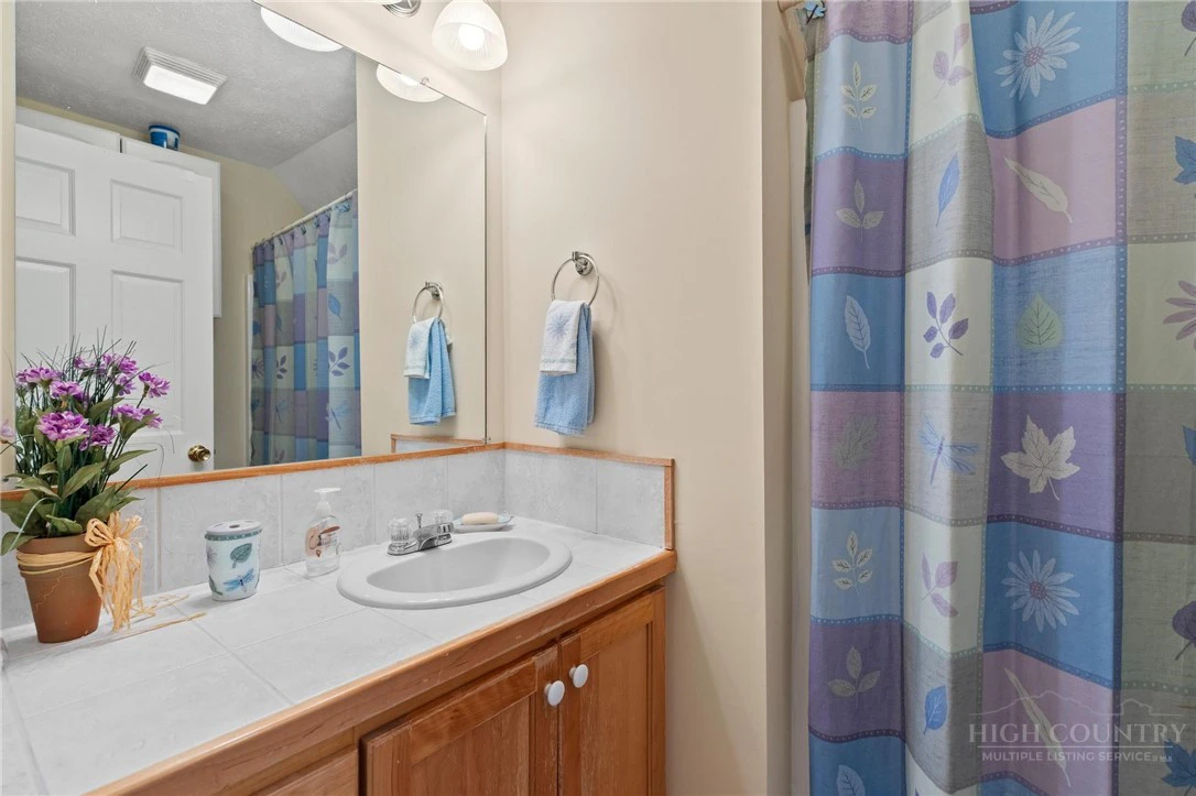 Image number 20 for the current listing