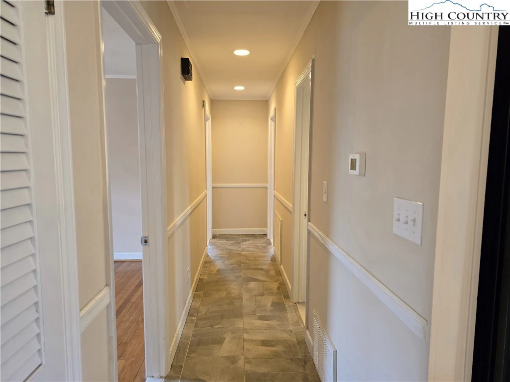 Image number 3 for the current listing