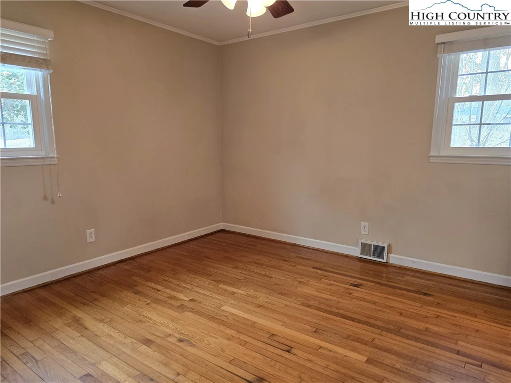 Image number 9 for the current listing