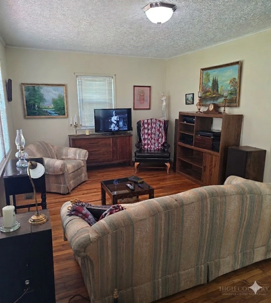 Image number 19 for the current listing