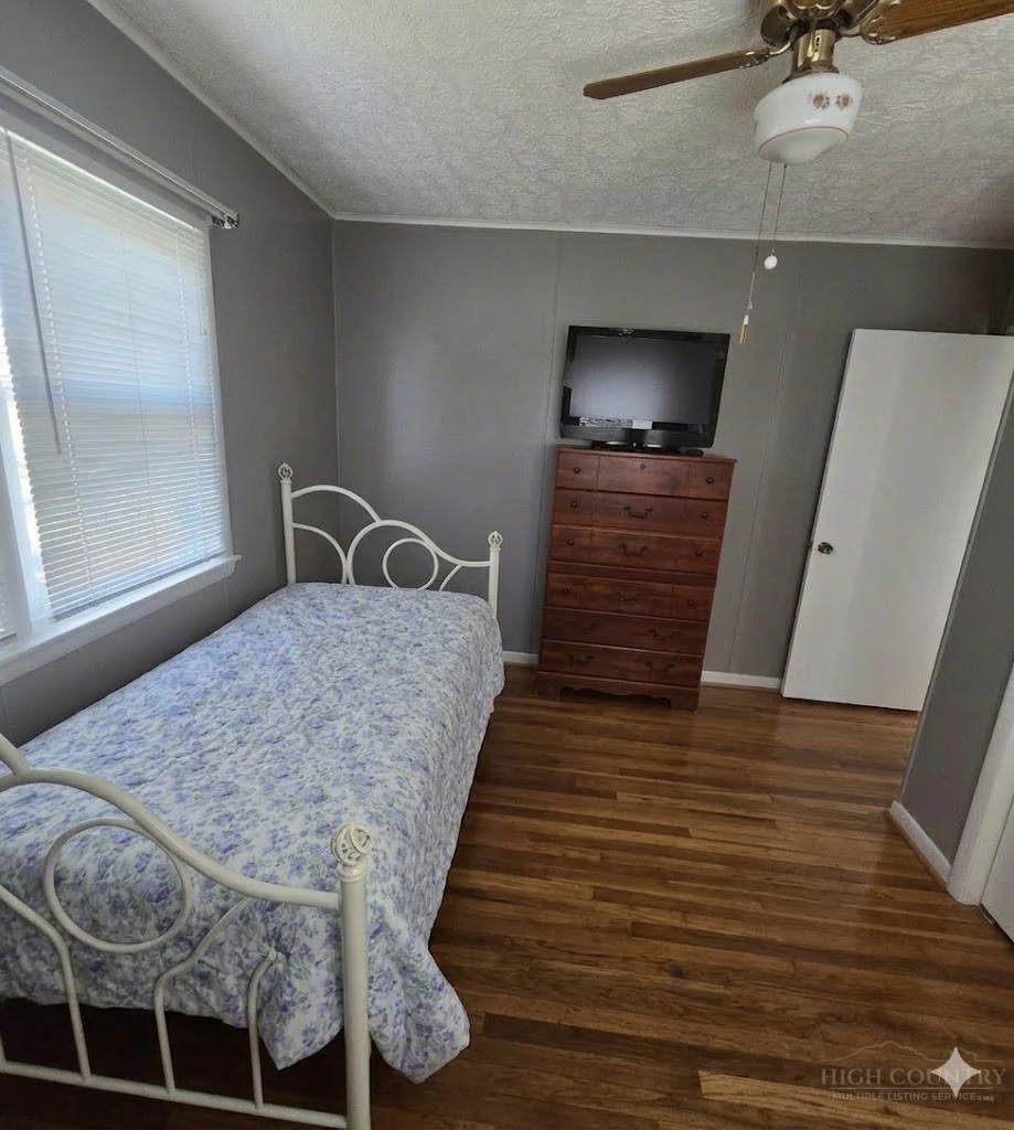 Image number 9 for the current listing