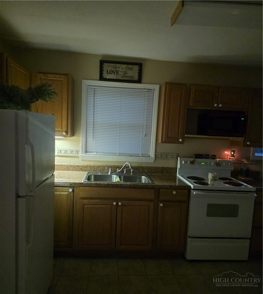 Image number 5 for the current listing