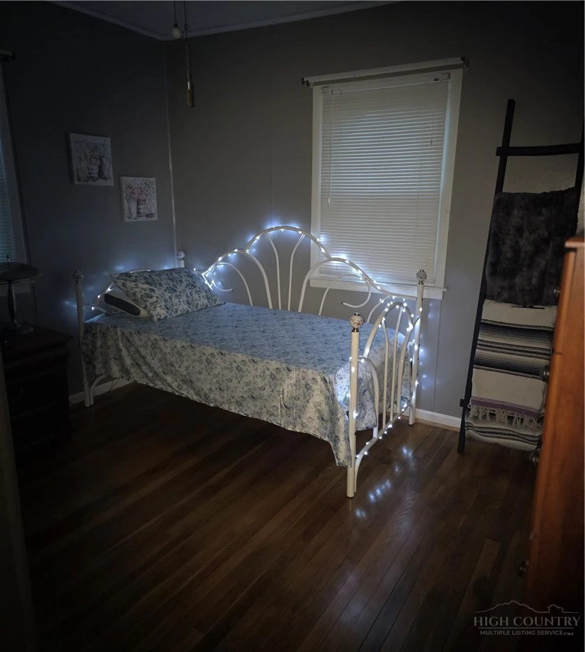 Image number 11 for the current listing