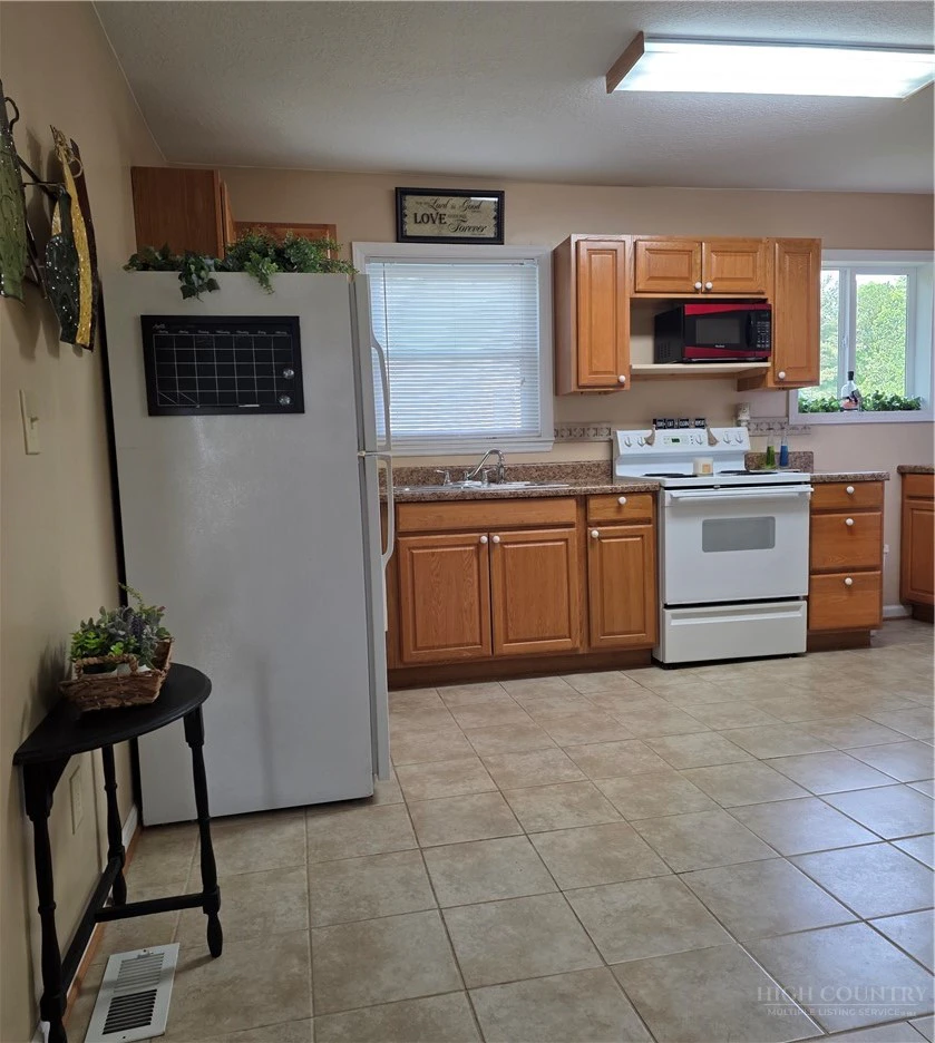 Image number 8 for the current listing