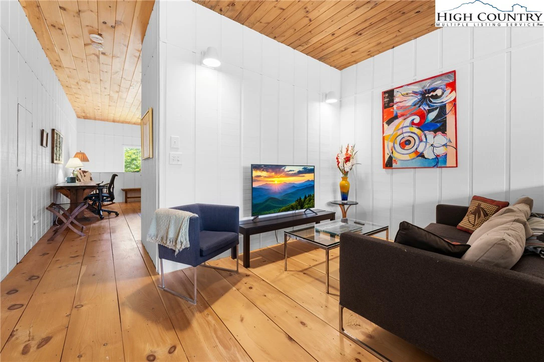 Image number 15 for the current listing