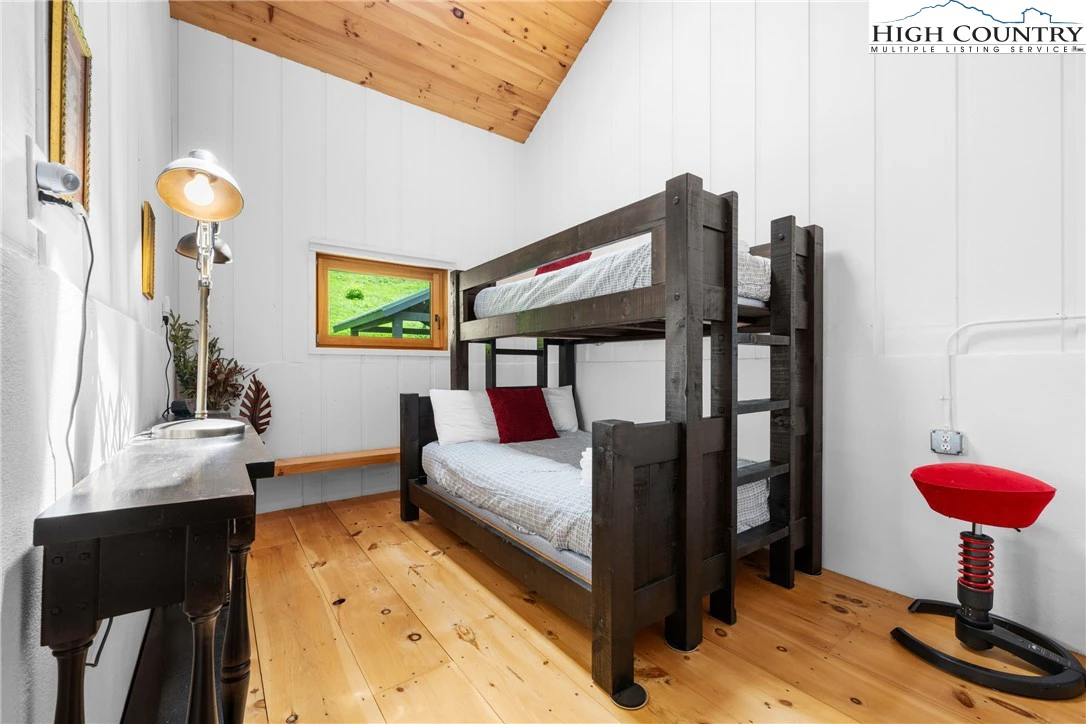 Image number 8 for the current listing