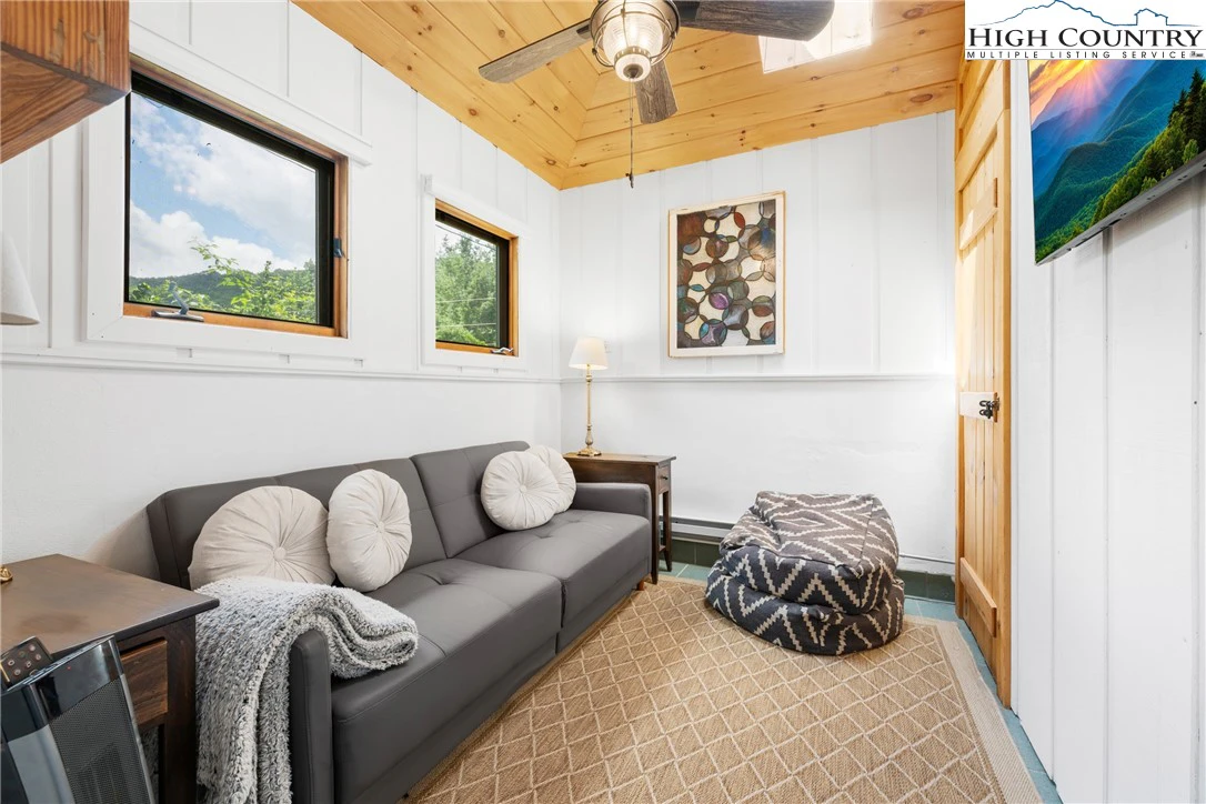 Image number 11 for the current listing