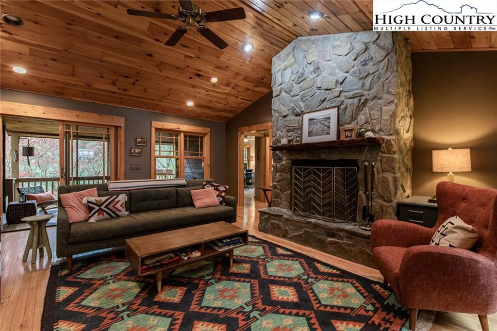 Image number 1 for the current listing