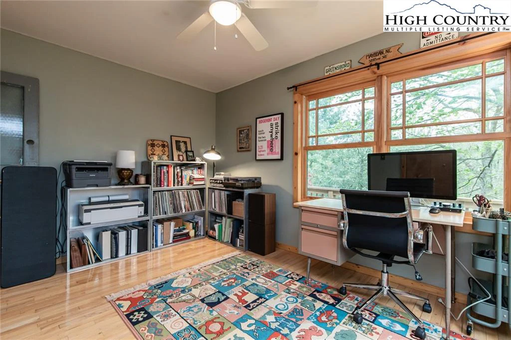 Image number 14 for the current listing