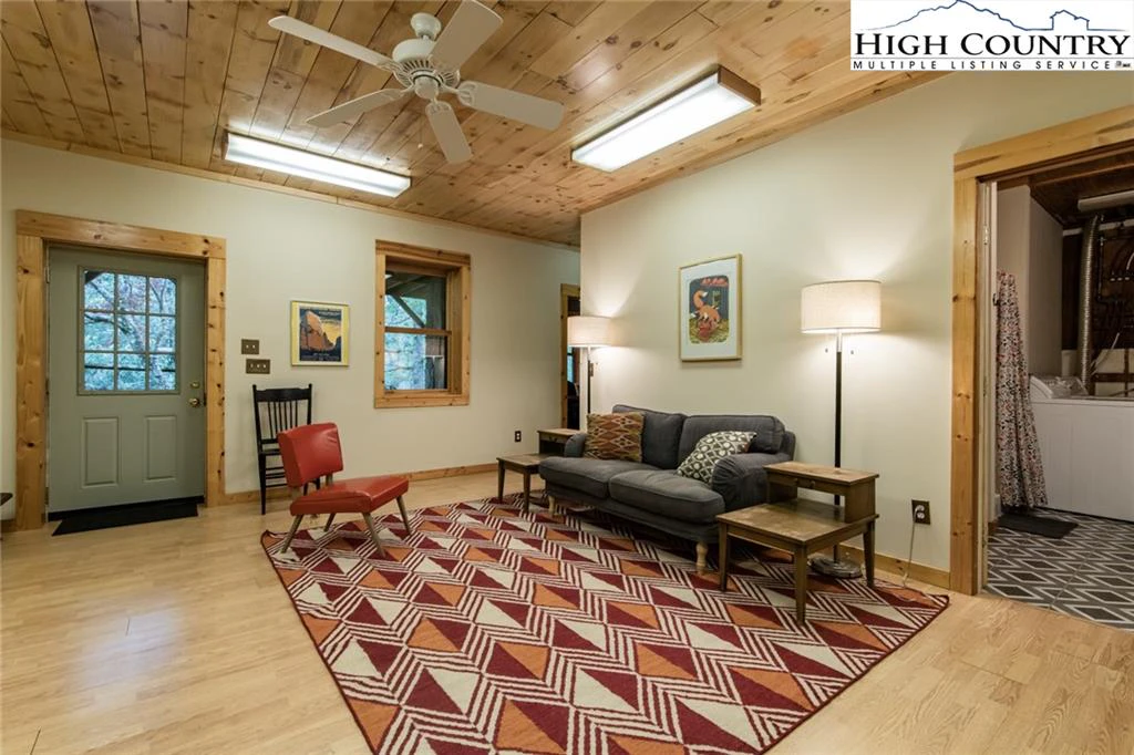 Image number 7 for the current listing