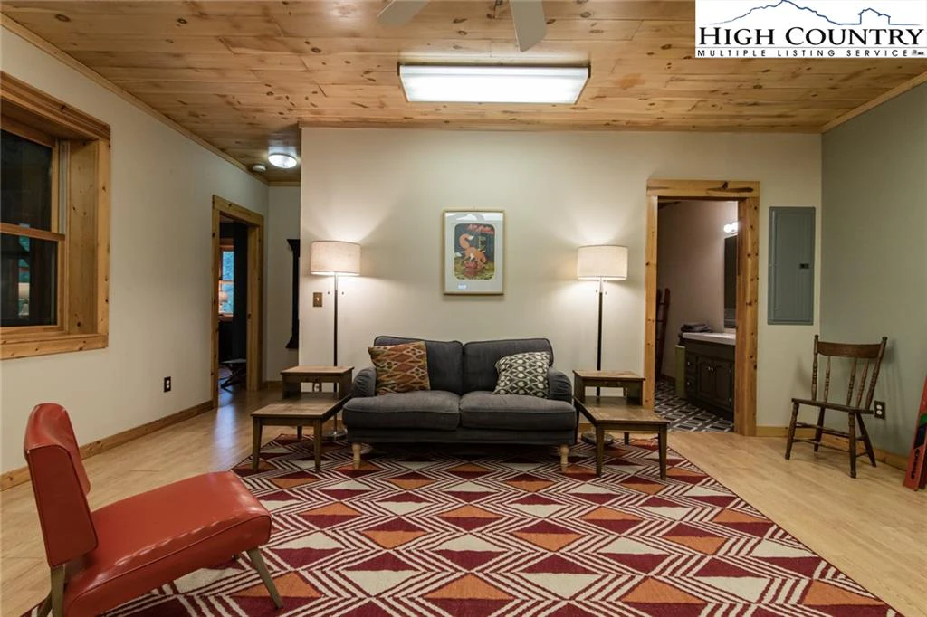 Image number 9 for the current listing