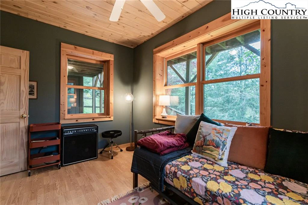 Image number 13 for the current listing